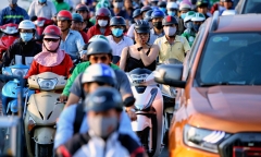 Người dân Sài Gòn nhích từng bước dưới nắng nóng, đường phố kẹt cứng