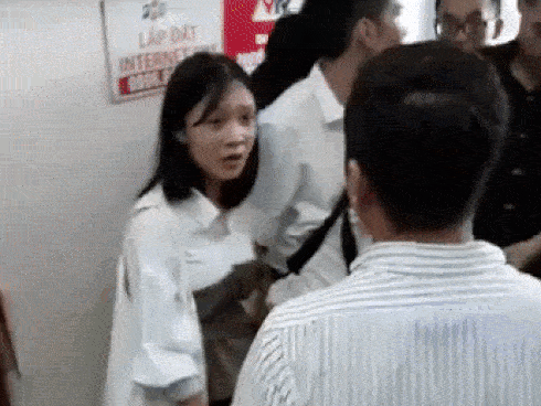 Video cuộc cãi vã giữa cô gái và người đàn ông bị “tố” sàm sỡ ở chung cư Linh Đàm lan truyền 