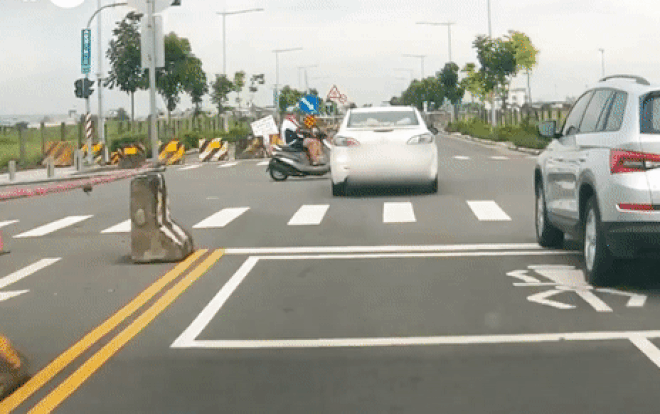 Video: Va chạm với ô tô, người đàn ông bị hất văng 3 vòng lên không trung trước khi rơi xuống đất
