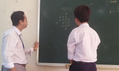 Dân mạng thích thú cảnh thầy trò tỉ thí cờ caro trên lớp, thắng sẽ được cộng 1 điểm