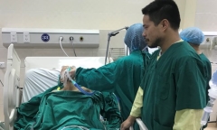 Clip mổ lấy thai cho sản phụ bị ung thư giai đoạn cuối khiến người xem nghẹn ngào