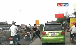 Video: Nam thanh niên đánh liên tiếp vào đầu tài xế ô tô, dùng gậy đập vỡ cửa kính