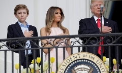 Đệ nhất phu nhân nhắc ông Trump đặt tay lên ngực chào cờ