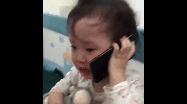 Clip đáng yêu: Bé 3 tuổi khóc lóc gọi điện cầu cứu ông nội vì 