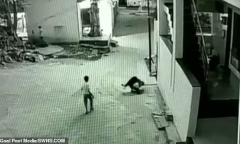 Cậu bé thoát chết ngoạn mục khi ngã từ tầng 3 xuống nhờ rơi trúng bạn mình