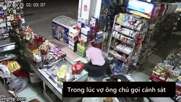 Video: Chủ cửa hàng tạp hóa tay không hạ gục tên cướp có dao