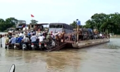 Video: Thót tim khi xem cảnh phà quá tải di chuyển qua sông  