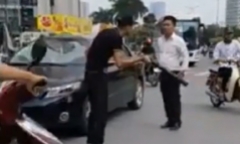 Video: Thanh niên vác điếu cày dọa đánh tài xế ôtô giữa phố Hà Nội