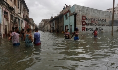 Bão Irma gây sóng cao 6 m, biến thủ đô Cuba thành ‘bể nước lớn’