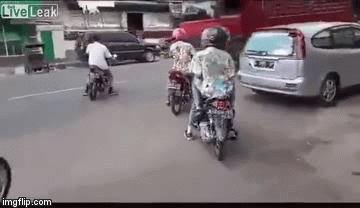 Video: Húc đầu vào xe tải, người đàn ông thoát chết kỳ diệu do “thần chết ngủ quên”