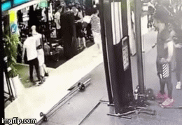 Video: Chàng trai bé nhỏ tung cú móc tay hạ gục thanh niên tập gym gây 