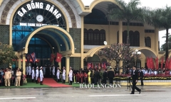 Đồng bào các dân tộc tỉnh Lạng Sơn hân hoan chờ đón đoàn tàu của Chủ tịch Triều Tiên Kim Jong-un