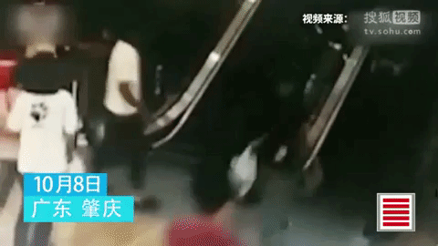 Video: Bé gái 9 tháng tuổi ngồi xe tập đi ngã lộn nhào xuống thang cuốn