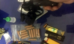 Tóm gọn đối tượng mang súng đã lên sẵn đạn và ma tuý đi chơi Tết