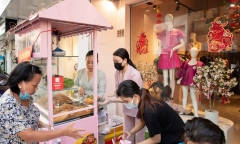 Trà Ngọc Hằng tự tay làm đồ chay phát miễn phí cho người dân