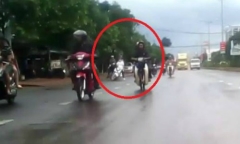 Video: Cô gái ngã trước xe container vì vừa lái xe vừa nghe điện thoại