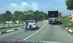 Video: 2 cô gái cong lưng đẩy xe ô tô lên dốc