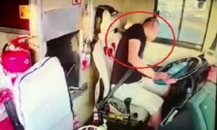 Video: Tài xế đột quỵ khi chạy xe, hành khách ứng cứu gay cấn như phim hành động