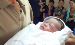 Nước mắt hạnh phúc của người đàn ông hiếm muộn 45 tuổi được làm bố