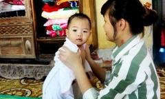 Số phận đặc biệt và nước mắt ân hận của người mẹ trẻ ôm con sau song sắt