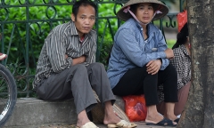 Chùm ảnh: Người Hà Nội co ro trong gió lạnh đầu mùa