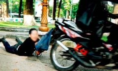 Điều tra vụ người phụ nữ đi xe đạp bị giật túi xách chứa hơn 100 triệu đồng