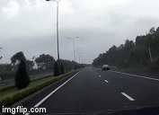 Video: Ô tô mất lái, bay qua dải phân cách tông nát xe đối diện khiến 1 người chết