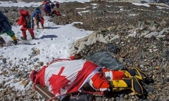 Trái đất nóng lên, băng tan trên đỉnh Everest để lộ ra hàng trăm thi thể