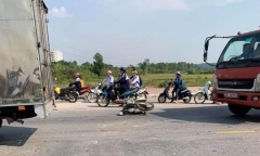 Xe máy va chạm xe khách, 2 nữ sinh lớp 10 tử vong