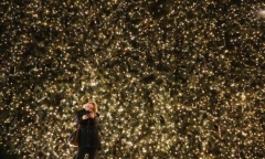 Thế giới nhộn nhịp không khí chào đón Giáng sinh 