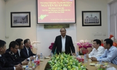 Thủ tướng kiểm tra hoạt động tại Hải quan sân bay quốc tế Tân Sơn Nhất