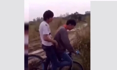 Hai thanh niên trả giá vì mải nhìn 'người đẹp' tắm tiên