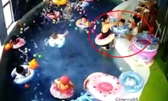 Video: Kinh hoàng giây phút bé trai 3 tuổi bị lật phao, suýt chết đuối trong bể bơi mầm non