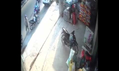 Video: Xe máy đỗ chiếm lòng đường bị xe đi ngược chiều tông mạnh