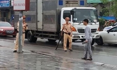 Bắt giữ đối tượng nghi ngáo đá, cầm dao cố thủ trên tầng 3