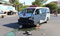 Tin tai nạn giao thông mới nhất ngày 2/4/2019: Vượt đèn đỏ, xe cứu thương gây tai nạn khiến 3 người bị thương