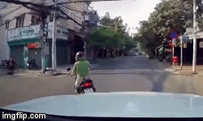 Video: Nữ tài xế đánh võng, bẻ lái quay đầu rồi lại chạy thẳng khiến tài xế ô tô thót tim