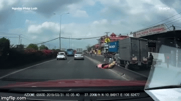 Video: Ngã nhào qua làn ô tô, 2 người đi xe đạp thoát chết thần kỳ