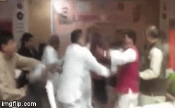 Video: Nghị sĩ Ấn Độ rút giày đập lãnh đạo địa phương tới tấp vì không được khắc tên ghi danh