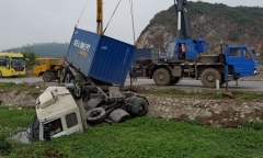 Thanh Hóa: Xe khách đâm xe container, hàng chục người may mắn thoát chết