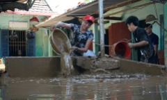 Thanh Hóa: Lũ rút, hàng nghìn hộ dân cật lực dọn bùn dày gần nửa mét