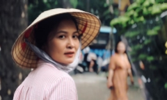 Nhan sắc của người phụ nữ khiến ông Sơn cảm mến trong phim Về nhà đi con