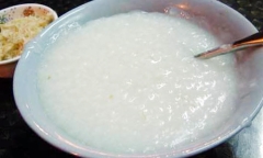 Bé trai 4 tuổi tử vong bất thường sau bữa ăn trưa tại trường