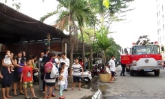 Chung cư bốc cháy lúc rạng sáng, hàng trăm người hốt hoảng tháo chạy