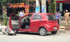Mở cửa ô tô bất cẩn gây tai nạn, nữ sinh bất tỉnh tại chỗ