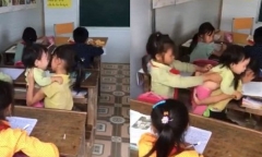 Cộng đồng mạng rơi nước mắt trước cảnh bé gái vừa ngồi học vừa trông em nhỏ