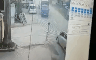 Đang đứng trên vỉa hè, người đàn ông bất ngờ bị xe tải cuốn vào gầm xe