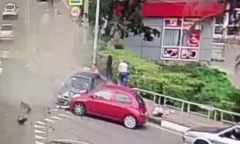 Nga: Tài xế ngủ gật lao xe lên vỉa hè, đâm thẳng vào đám đông người đi bộ