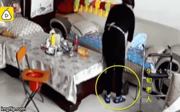 Video: Phẫn nộ người giúp việc dùng chân đá liên tiếp vào đầu bà cụ 93 tuổi