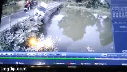Video: Va phải xe tuk tuk, ô tô con lật nghiêng rồi lao xuống sông